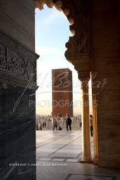 Image du Maroc Professionnelle de  Vue du Mausolée Mohammed V, le Minaret et quelques colonnes de la mosquée (Tour Hassan) qui fît construite à la fin du XIIe siècle par le Sultan Yacoub el Mansour (dynastie Almohade) désireux de construire la plus grande mosquée du monde doté de 400 colonnes, la construction n’a pas été achevé suite à la mort du sultan en 1199, La tour Hassan est le symbole de Rabat son esplanade abrite le Mausolée Mohammed V de Rabat, Jeudi 1er Mars 2007. (Photo / Abdeljalil Bounhar)
